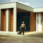 Jarbas Karman na entrada do prédio.